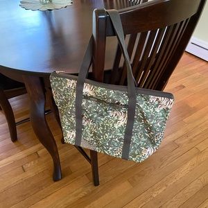 Fairly new Gr/blolive/white floral LeSportsacc Bkg